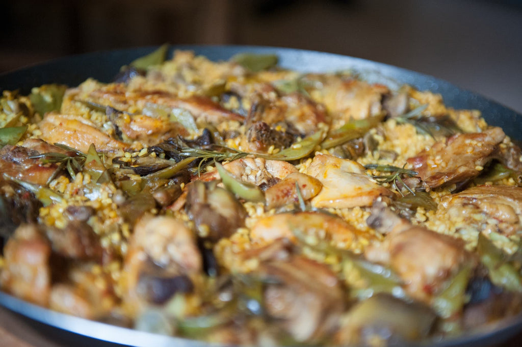 Paella de conejo y alcachofas